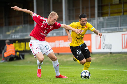 Kalmars Isak Magnusson och Mjällbys Mohanad Jeahze