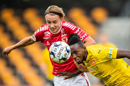 Kalmars Isak Magnusson och Mjällbys Mamudu Moro