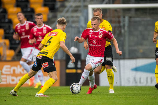 Kalmars Isak Jansson   och Mjällbys Eric Björkander