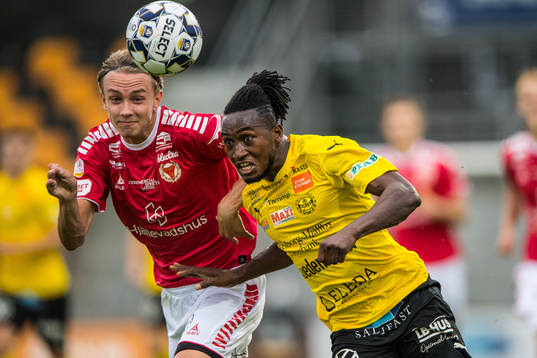 Kalmars Isak Magnusson  och Mjällbys Mamudo Moro
