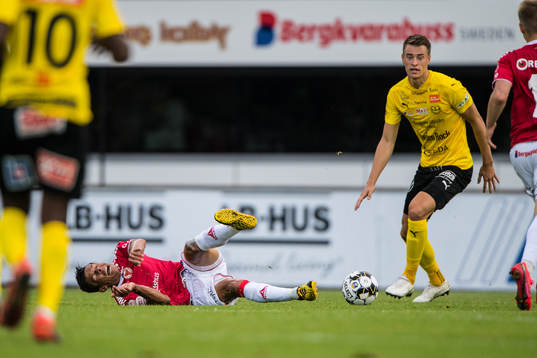Kalmars Romário Pereira Sipião  och Mjällbys Jesper
