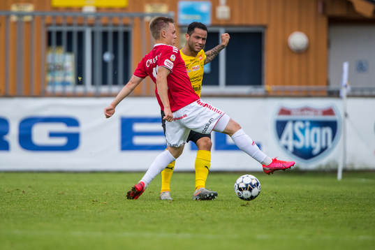 Kalmars Isak Jansson   och Mjällbys Mohanad Jeahze
