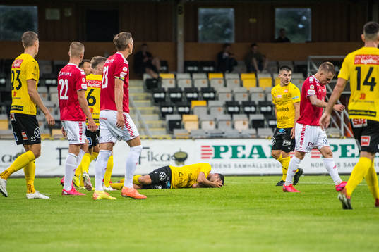 Mjällbys Mohanad Jeahze ligger på gräset och har ont och
