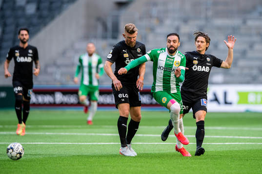 Örebros Michael Almebäck och Hammarbys Abdul Khalili