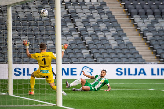 Hammarbys Vladimir Rodic och Örebros målvakt Oscar Jansson