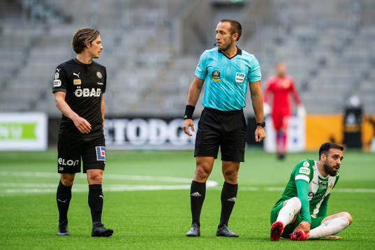 Örebros Robin Book i diskussion med domare Kaspar Sjöberg
