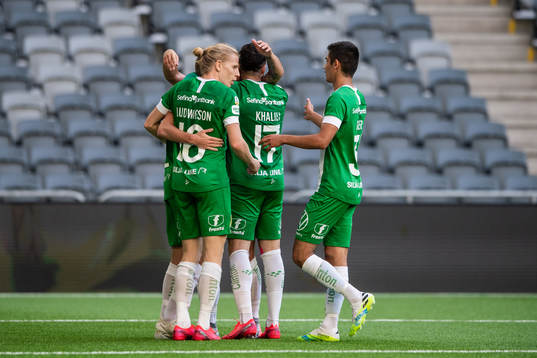 Hammarbys Gustav Ludwigson jublar med lagkamrater