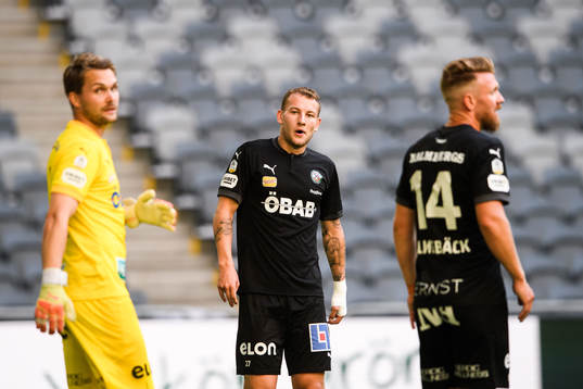 Örebros målvakt Oscar Jansson och Andreas Skovgaard