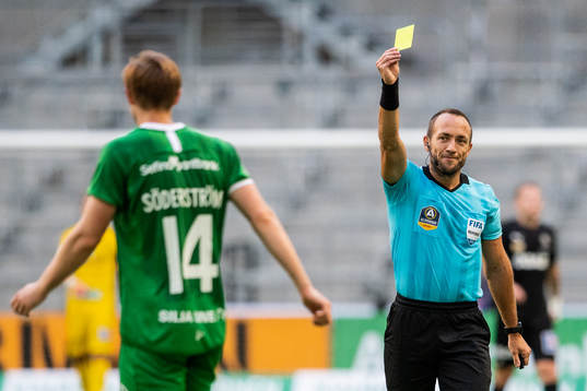 Hammarbys Tim Söderström får gult kort av domare Kaspar