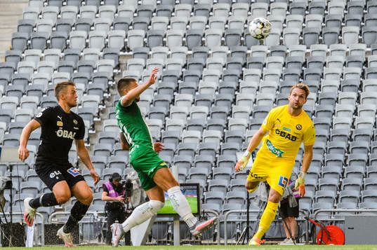Hammarbys Vladimir Rodic oroar framför Örebros Benjamin
