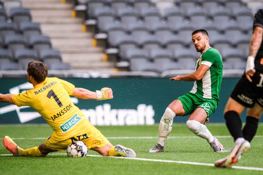 Örebros målvakt Oscar Jansson räddar skott från