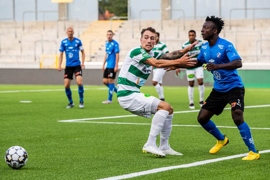 Västerås Samuel Holm och Halmstads Thomas Boakye