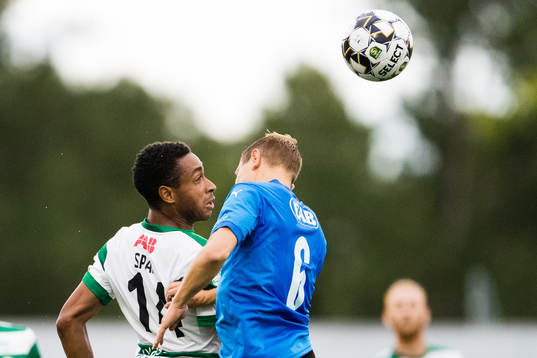 Västerås Brian Span i en nickduell med Halmstads Joel