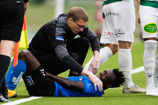 Halmstads Thomas Boakye kontrolleras