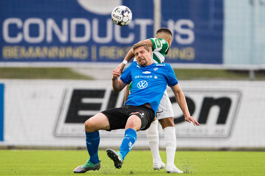 Halmstads Mikael Boman i kamp om bollen med Västerås Sean