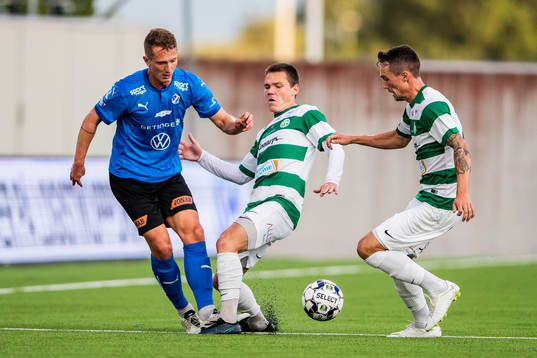 Halmstads Andreas Bengtsson i en duell med Västerås Filip
