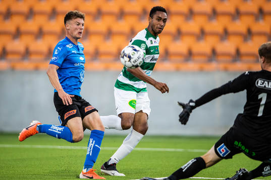 Västerås Brian Span gör 2-2 på Halmstads målvakt Malte