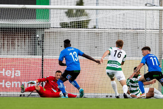 Halmstads Crespo Haestad gör 2-3 på Västerås målvakt