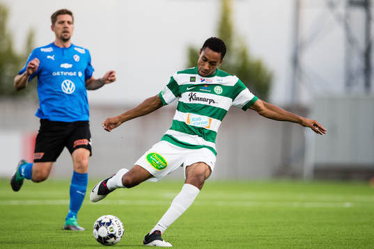 Västerås Brian Span med ett skott