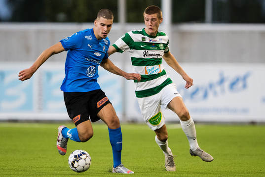Halmstads Edvin Kurtulus i kamp om bollen med Västerås