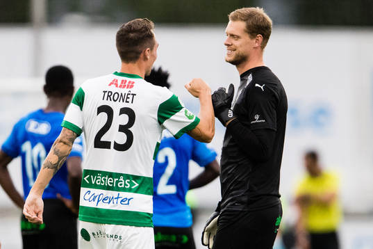 Västerås Filip Tronet och Halmstads målvakt Malkolm