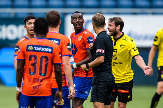 Parfait Bizoza of Aalesund rteacts