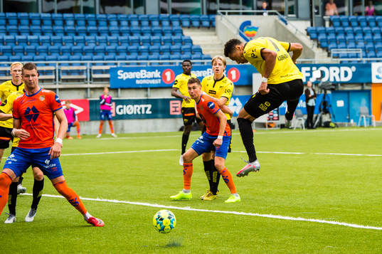 Kevin Alexander Kabran of Start missing a chance to score