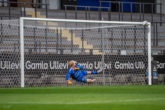GAIS målvakt Mathias Karlsson ser Ljungskiles Isaac Boyes