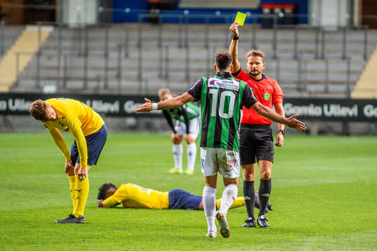 GAIS Mervan Celik tilldelas ett gult kort av domare Joakim