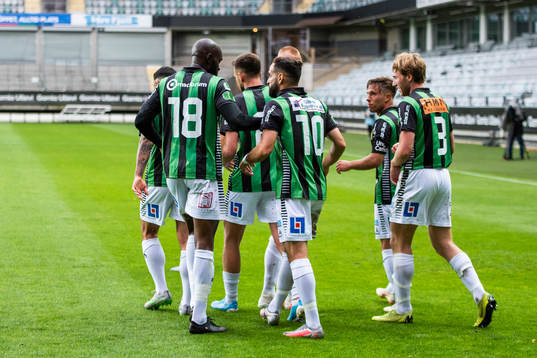 GAIS Mervan Celik jublar med lagkamrater