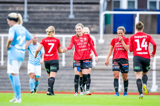 Trelleborgs Hanna Lundell jublar med lagkamraterna