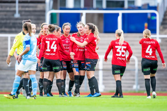 Trelleborgs Hanna Lundell jublar med lagkamraterna