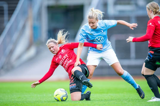 Trelleborgs Elina Lenir mot Malmö FFs Annelie Nilsson