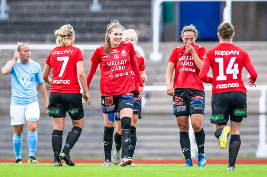 Trelleborgs Hanna Lundell jublar med lagkamraterna
