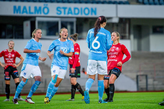 Malmö FFs Malin Gunnarsson jublar med lagkamraterna