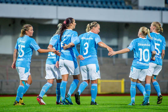 Malmö FFs Malin Gunnarsson jublar med lagkamraterna