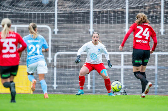 Trelleborgs Hanna Lundell mot Malmö FFs målvakt Helena