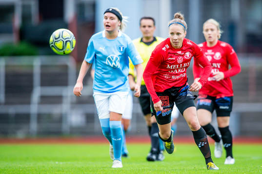 Trelleborgs Sandra Nilsson mot Malmö FFs Rebecka Holm