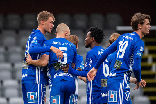 Sundsvalls Niklas Dahlström (v) jublar med Dennis Olsson