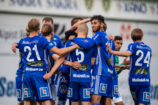 Sundsvalls Dennis Olsson jublar med lagkamrater