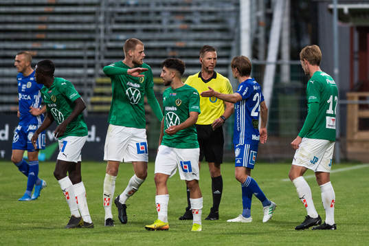 Diskussion mellan Jönköpings Elias Gustafson domare
