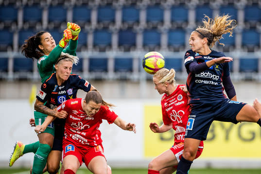 Örebros målvakt Mimmi Paulsson-Febo mot Linköpings Lina