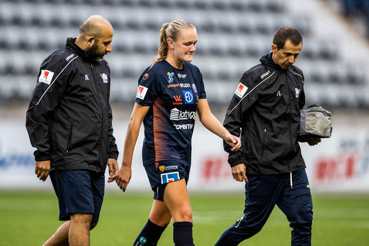 Linköpings Frida Leonhardsen Maanum lämnar planen med