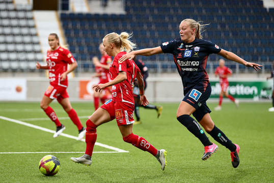 Örebros Nathalie Persson och Linköpings Frida Leonhardsen
