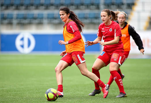 Örebros Cali Farquharson och Maja Regnås före