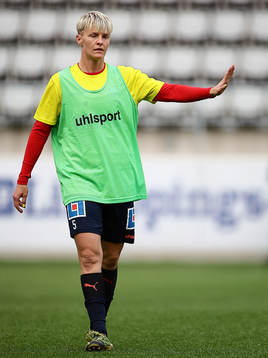 Linköpings Nilla Fischer före fotbollsmatchen i
