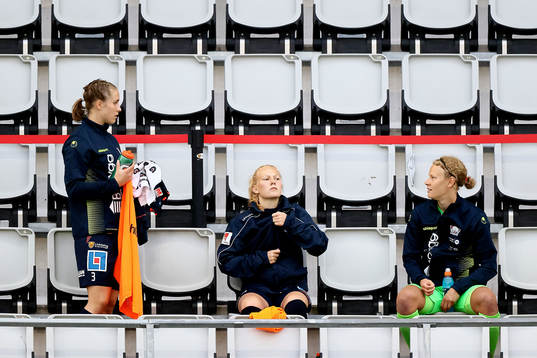 Linköpings Johanna Alm, Sofie Bredgaard och målvakt Cajsa