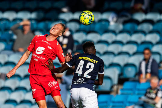 Kristoffer Barmen of Brann and Jack Ipalibo of Strømsgodset