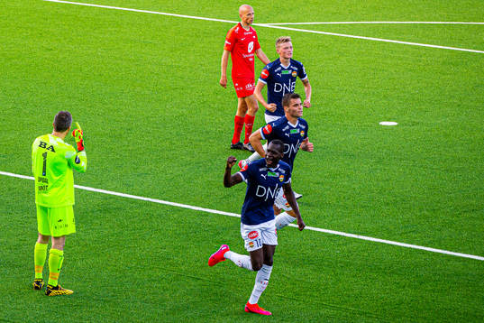 Moses Dramwi Mawa of Strømsgodset celebrates with