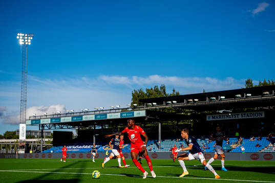 Daouda Bamba of Brann and Niklas Gunnarsson of Strømsgodset